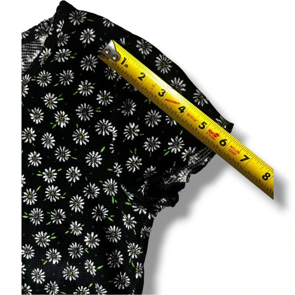 Old Navy Kids Black Short Sleeve Ruffle Hem Lightweight Tee w/White Daisy Print